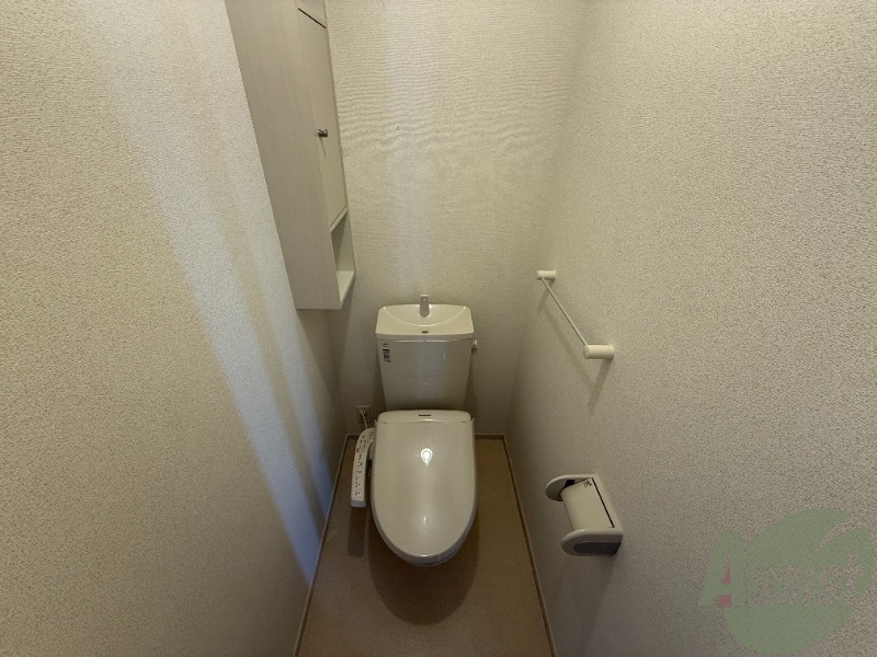 トイレ　広々としていて収納スペースもあり見た目がスッキリとします