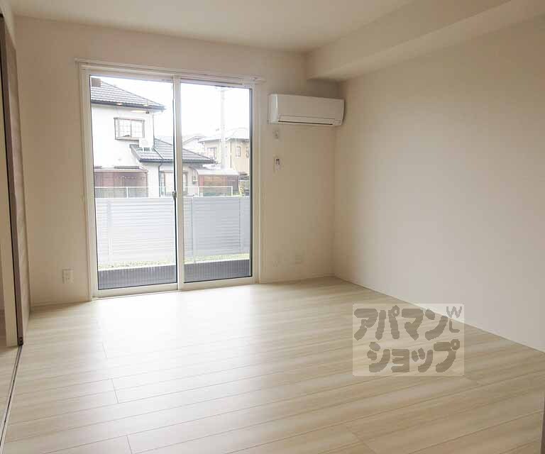 居室・リビング　清潔感のあるお部屋です。