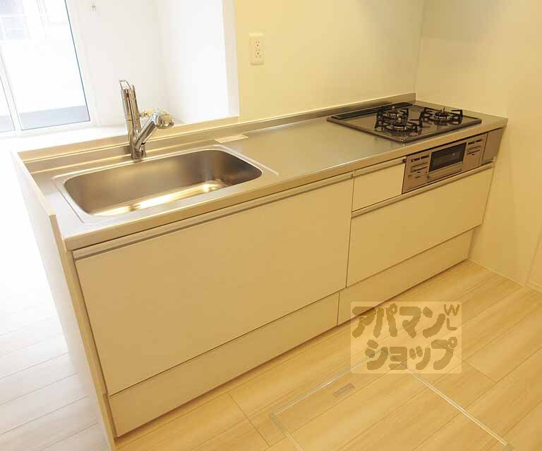 キッチン　３口ガスコンロ付きのシステムキッチンです。