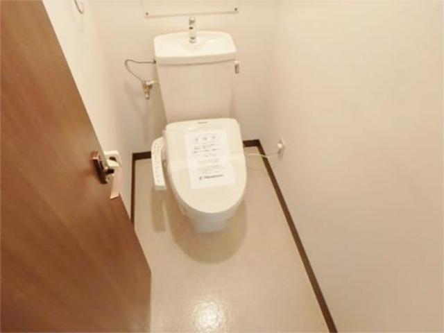 トイレ　嬉しいウォシュレット付き