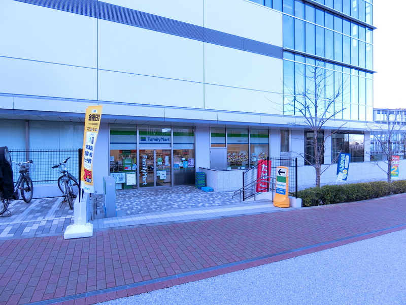 コンビニ　ファミリーマート　多摩鶴牧三丁目店（コンビニ）まで259m