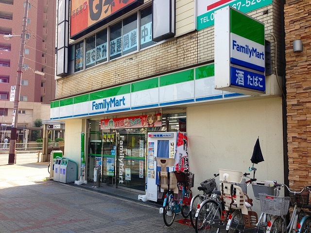 コンビニ　ファミリーマート（コンビニ）まで218m