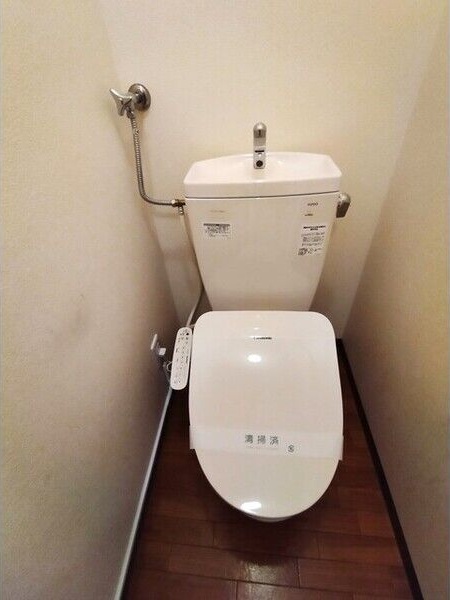 トイレ　嬉しいウォシュレット付きのトイレ！便座温かいですよ♪