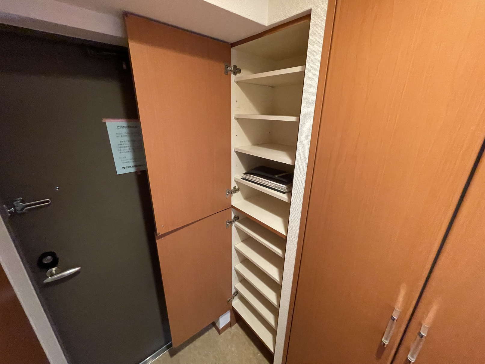 玄関　※同物件別号室の参考写真です。