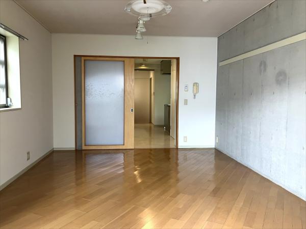 その他　バルコニー側から見た洋室（照明器具は残置物です）