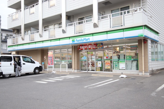 コンビニ　ファミリーマート 香流三丁目店（コンビニ）まで500m