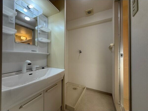 洗面設備　※写真は同じマンションの違う部屋のものになります。