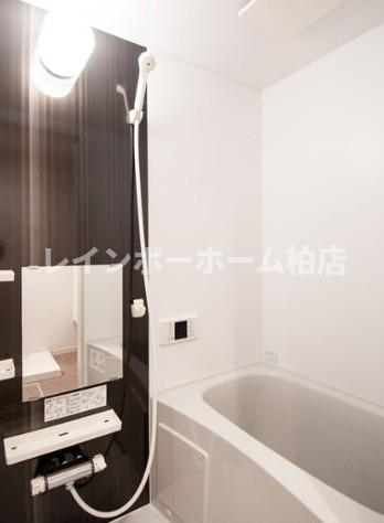 バス・シャワールーム　コンパクトで使いやすいお風呂です