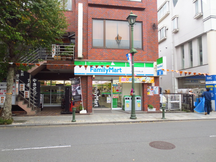 コンビニ　ファミリーマート（コンビニ）まで200m