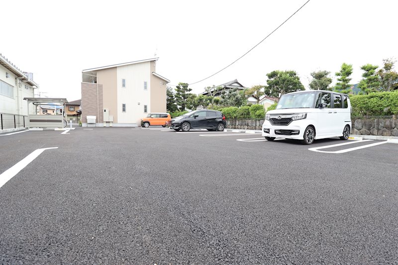 駐車場　1台毎にゆったり止められます。