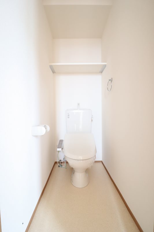 トイレ　温水洗浄便座付きのトイレです。