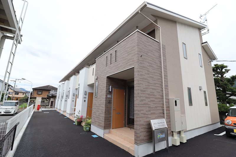 建物外観　1階2階の玄関・ベランダが方向が違い生活しやすい。