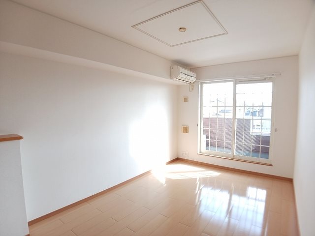 その他設備　※別号室の写真です。エアコン付きです