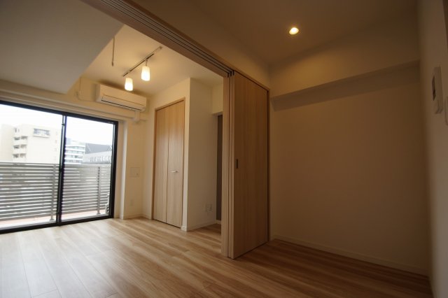 居室・リビング　落ち着いた色合いの床材を使用した居住空間です。