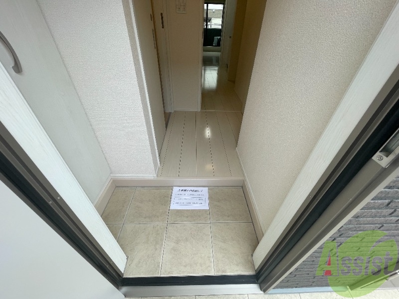 玄関　外から玄関を撮影してみました。広いリビングに繋がっています。