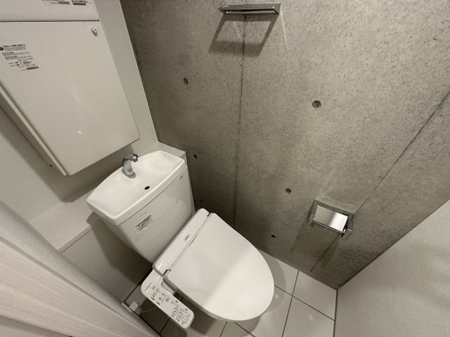トイレ　落ち着いた色調のトイレです