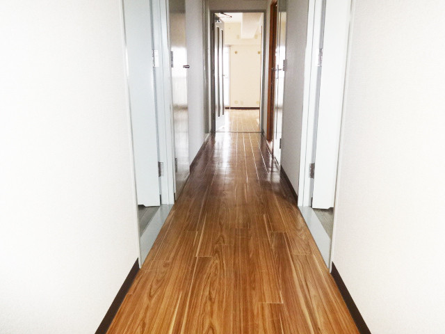 玄関　玄関を開けるとキレイな室内とご対面。