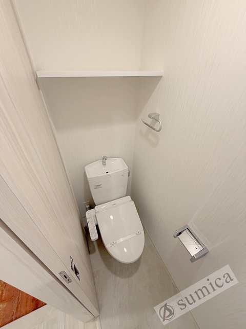 トイレ　人気アイテムの温水洗浄便座。清潔感のあるトイレです。