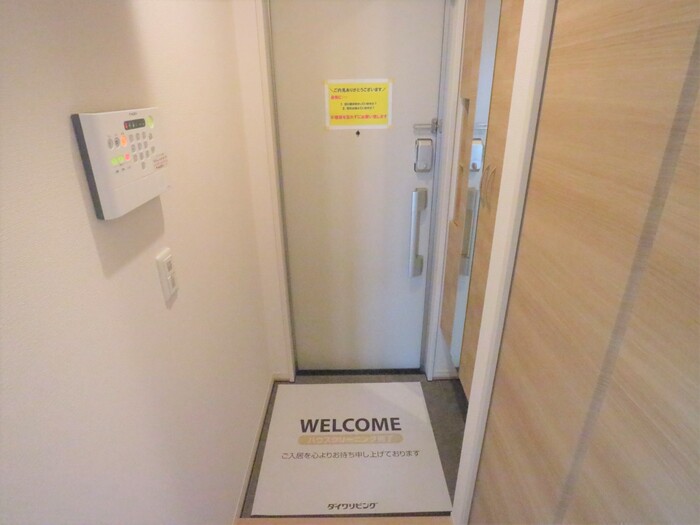 玄関　同物件別部屋写真