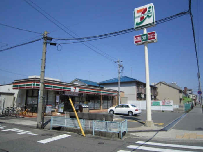 コンビニ　セブンイレブン（コンビニ）まで240m