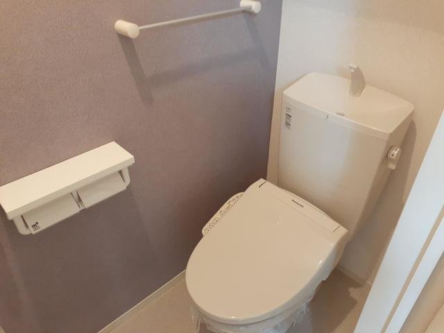 トイレ　落ち着いた色調のトイレです