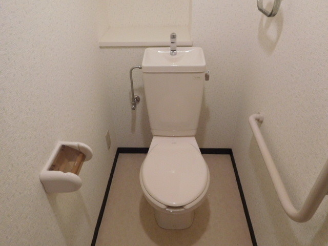 トイレ　手すり付きお手洗いでございます