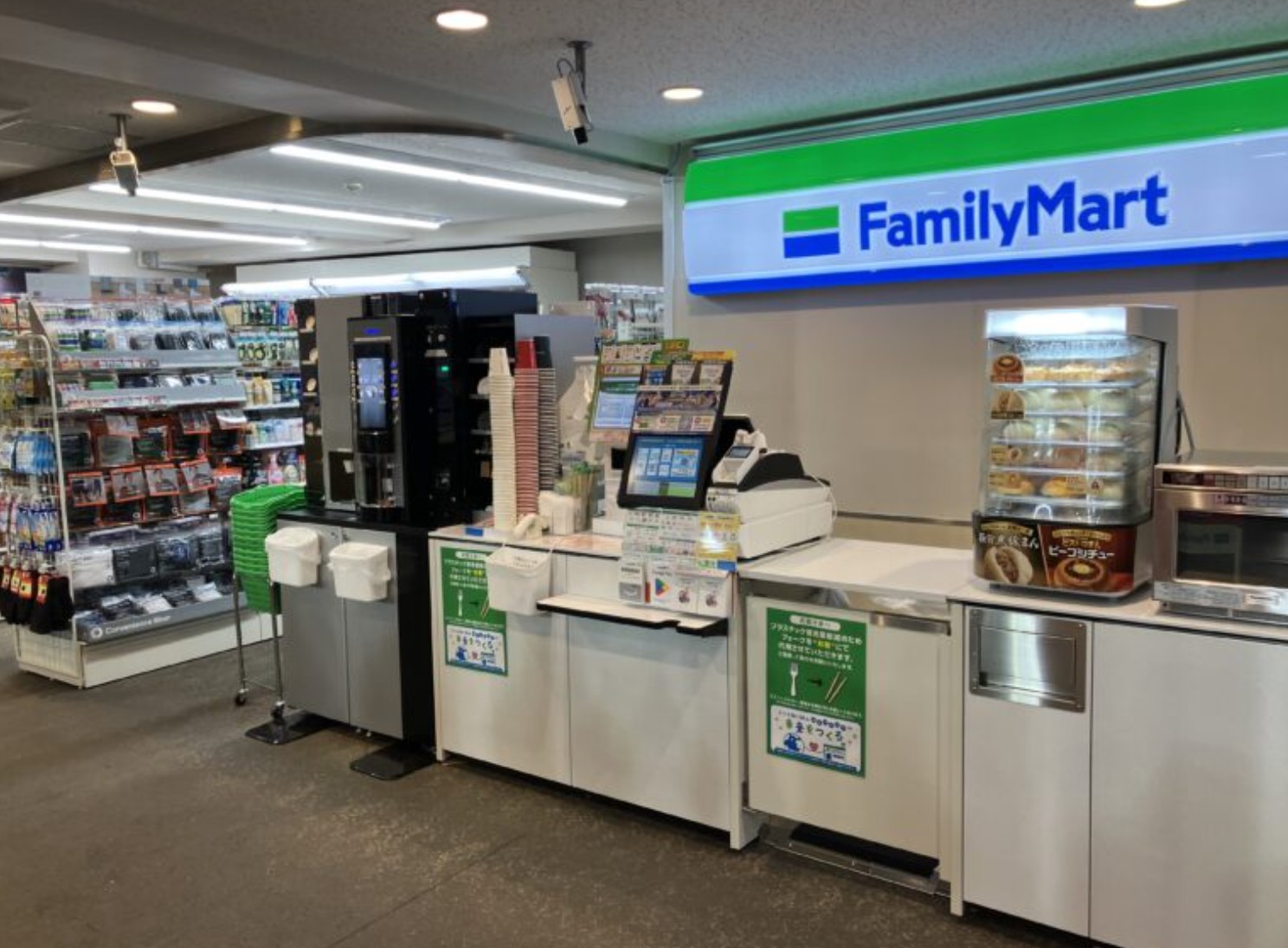コンビニ　ファミリーマート明治神宮外苑／S店（コンビニ）まで380m