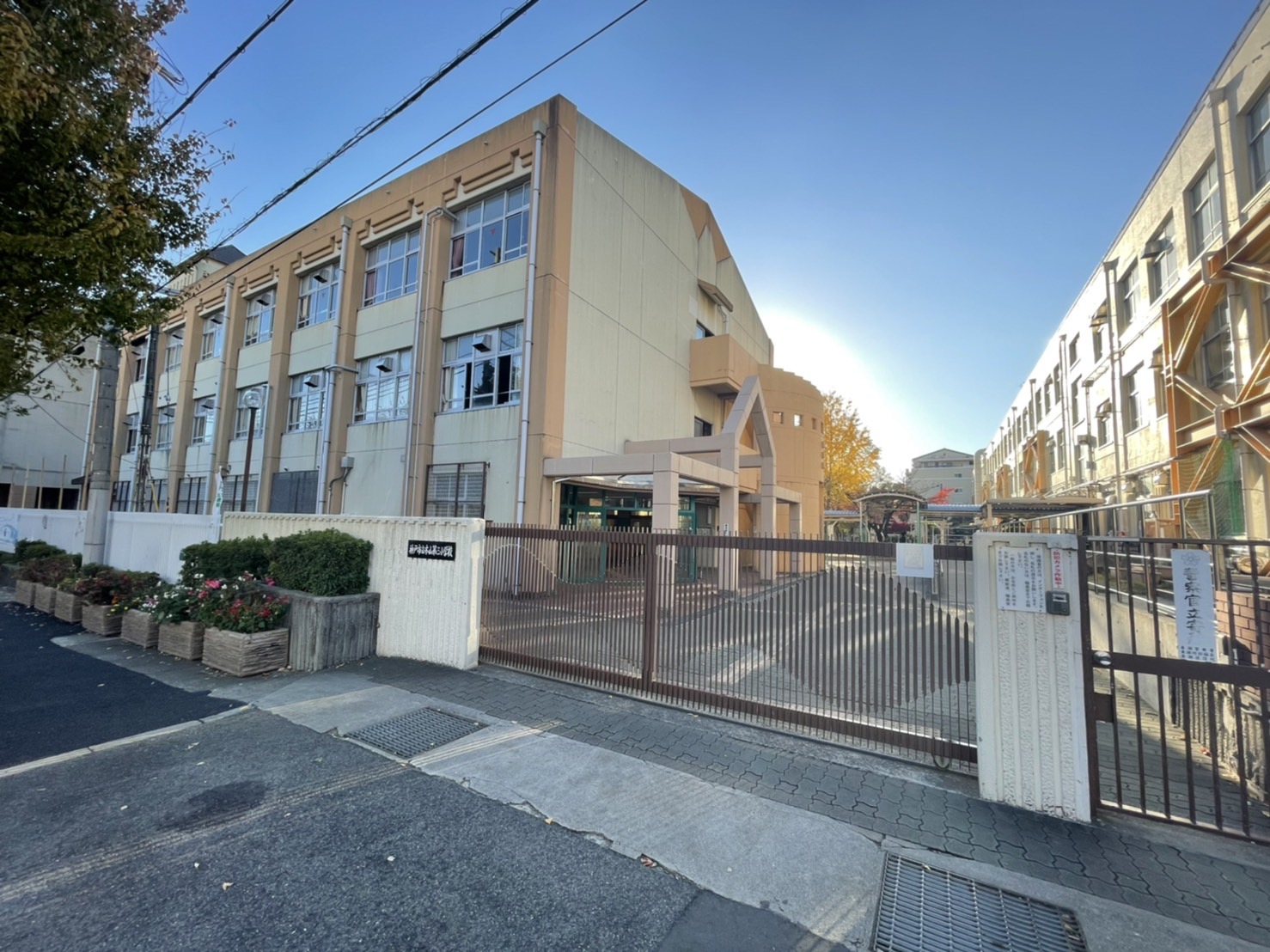 小学校　神戸市立本山第三小学校（小学校）まで547m