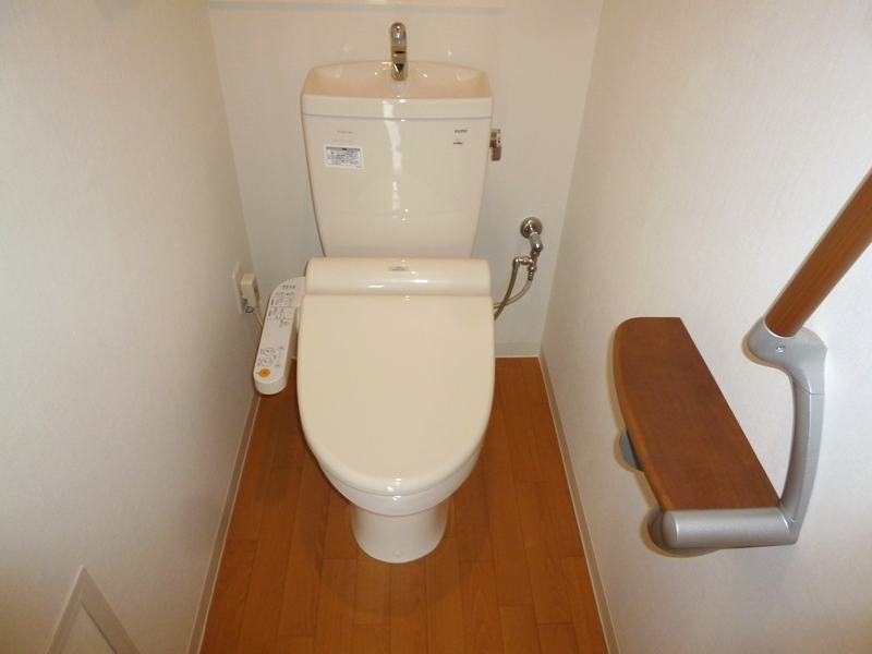 トイレ　シンプルで掃除のしやすいトイレです♪