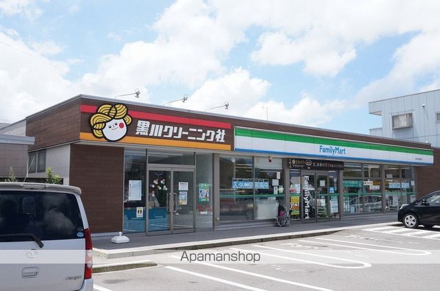 コンビニ　ファミリーマート（コンビニ）まで196m