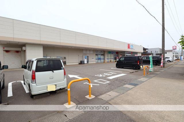 ドラックストア　ウエルシア金沢三池店（ドラッグストア）まで720m