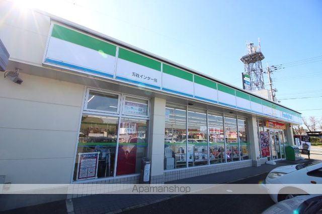 コンビニ　ファミリーマート（コンビニ）まで975m