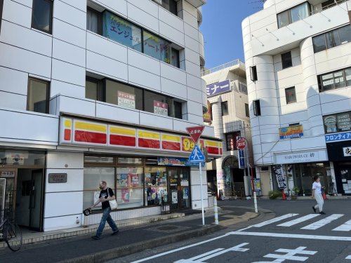 コンビニ　デイリーヤマザキ 都賀駅西口店（コンビニ）まで590m