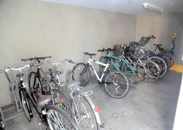 その他共有部分　雨風から守れる屋内駐輪場完備しています♪