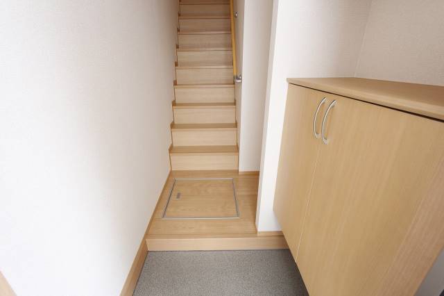 玄関　２０２号室のお部屋です。