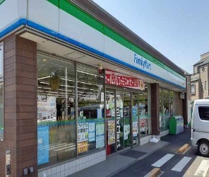 コンビニ　ファミリーマート（コンビニ）まで216m