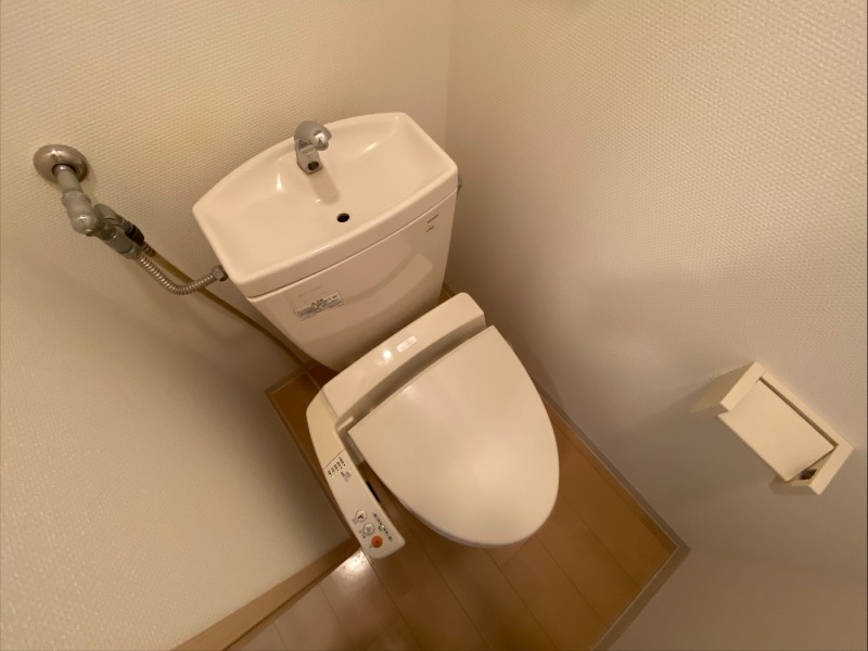 トイレ　ウォシュレット機能がついたトイレ。安心して使用できますね。