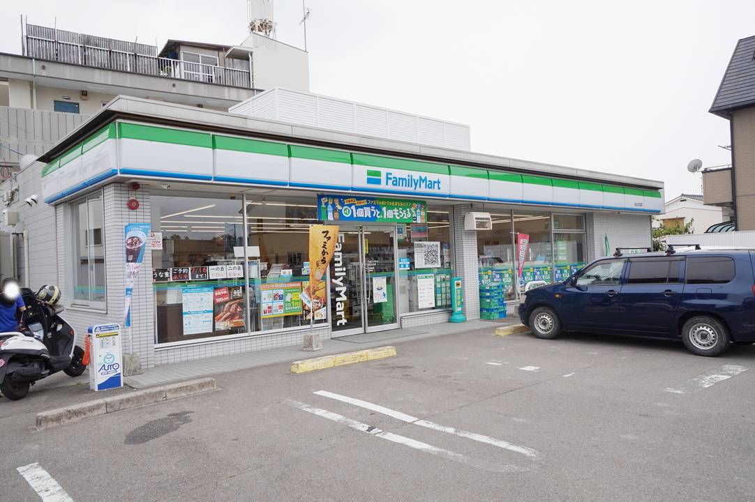 コンビニ　ファミリーマート松山立花店（コンビニ）まで202m