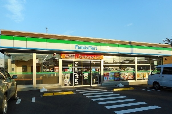 コンビニ　ファミリーマート 小平回田町店（コンビニ）まで852m