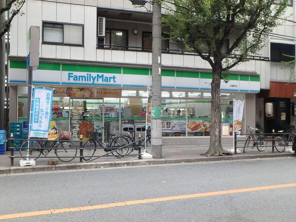 コンビニ　ファミリーマート・釣鐘町店（コンビニ）まで326m