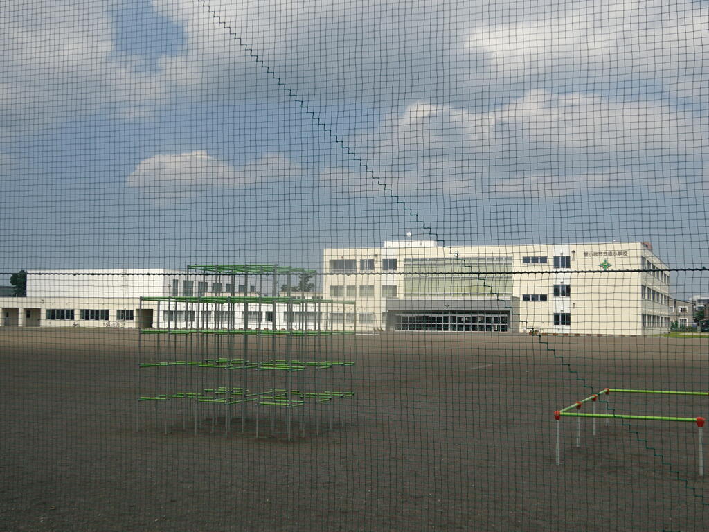 小学校　苫小牧市立緑小学校（小学校）まで562m