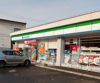 コンビニ　ファミリーマート札幌北33条東10丁目店（コンビニ）まで152m