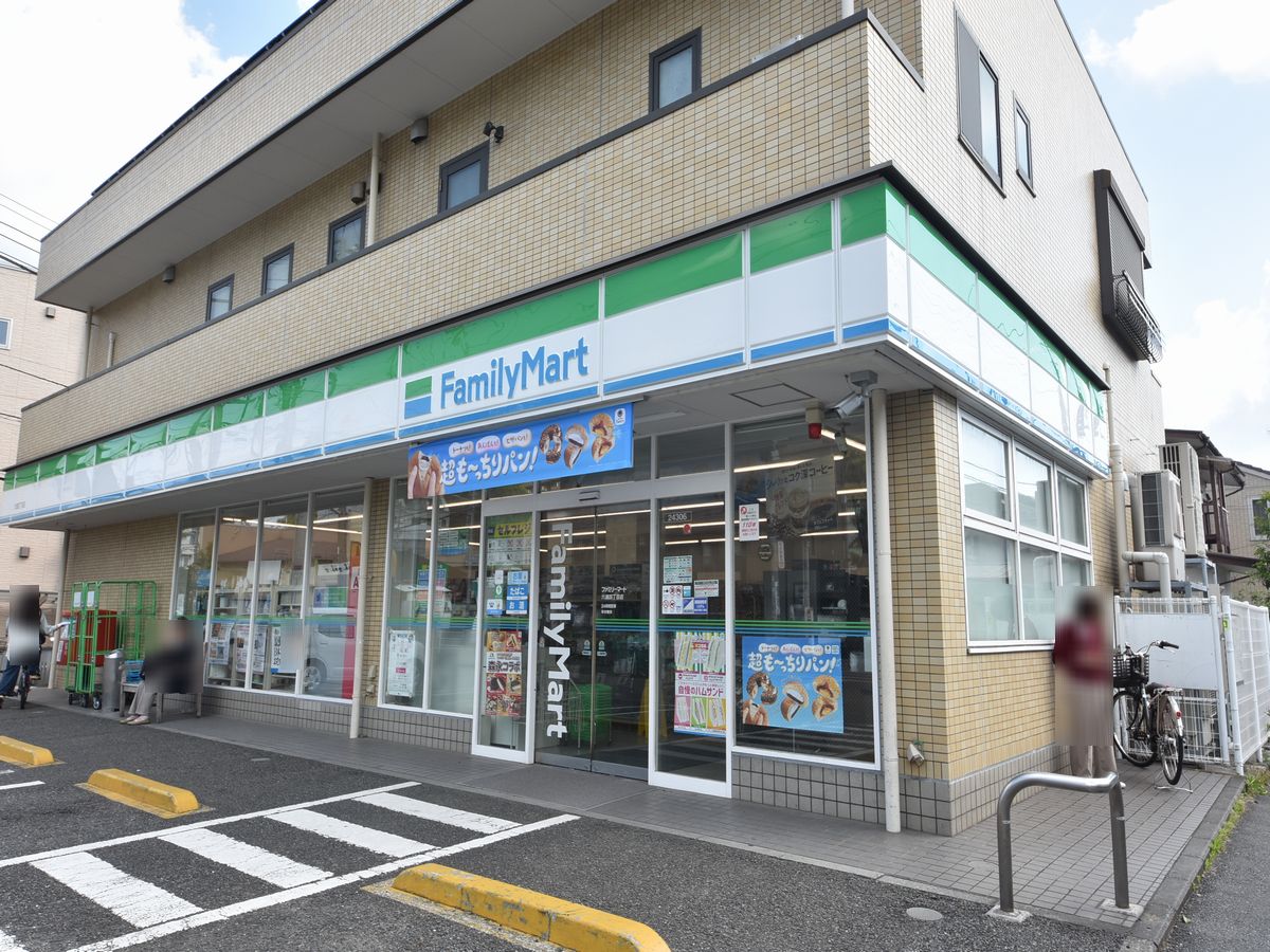 コンビニ　ファミリーマート六浦四丁目店（コンビニ）まで421m
