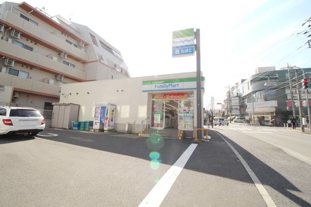 コンビニ　ファミリーマートスリーウェル新石川二丁目店（コンビニ）まで770m