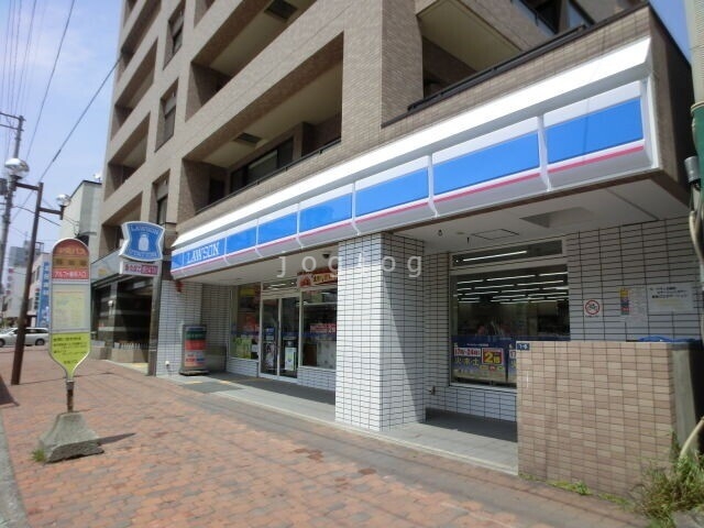 コンビニ　ローソン札幌麻生五丁目店（コンビニ）まで121m