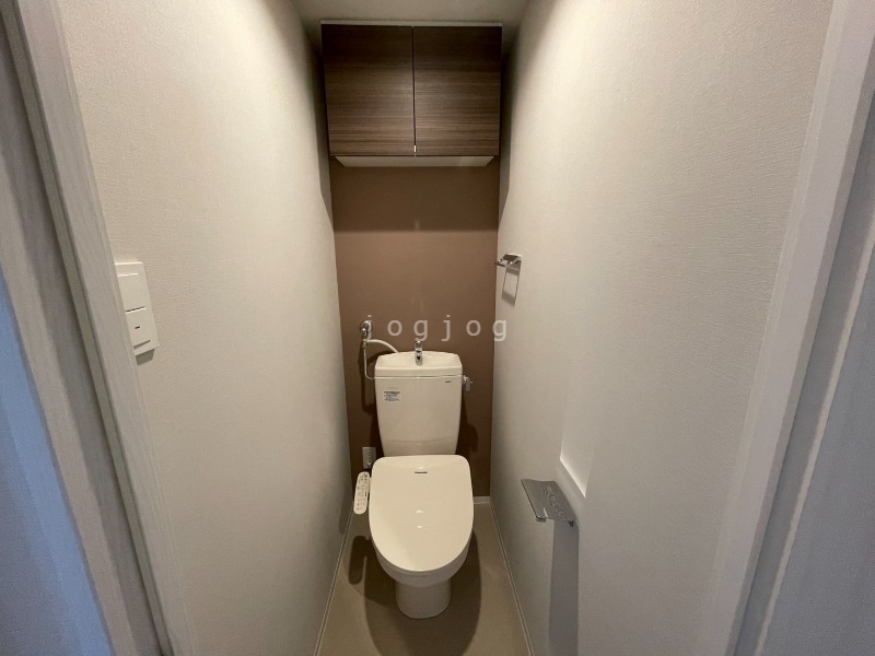 トイレ　嬉しい温水洗浄便座付きのトイレです。