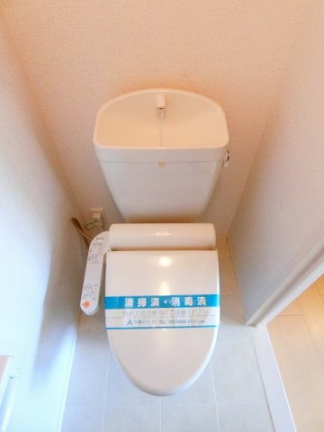 トイレ　トイレは温水洗浄便座付き♪人気のバストイレ別です♪小物を置け