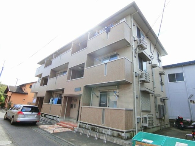 建物外観　南武線「久地」駅まで徒歩9分の3階建てアパート！通勤通学はも