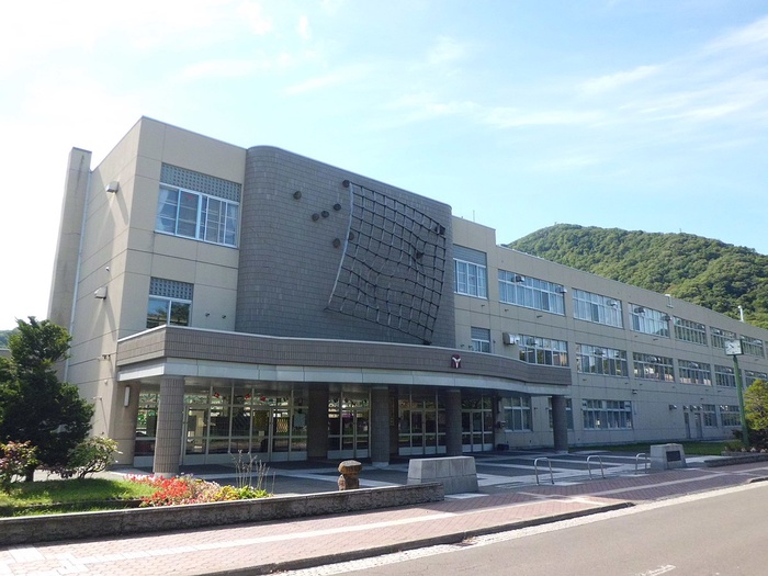 中学校　山鼻中学校（中学校）まで855m