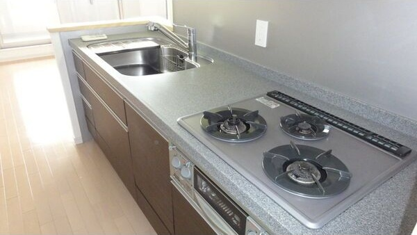 キッチン　※写真は同じマンションの違う部屋のものになります。